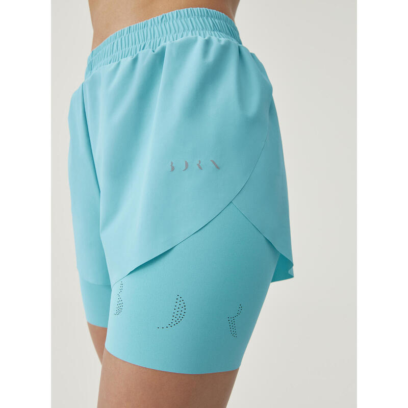 Shorts deportivos de mujer Born Living Yoga en tejido performance con inner pant