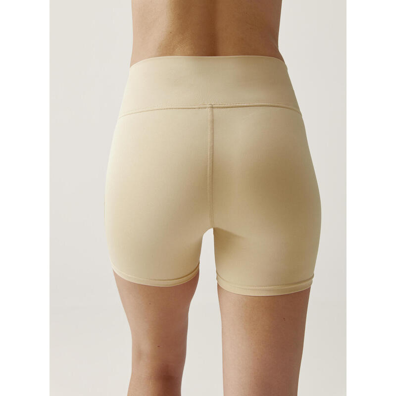 Short de sport pour femme en tissu performant avec poche à balles