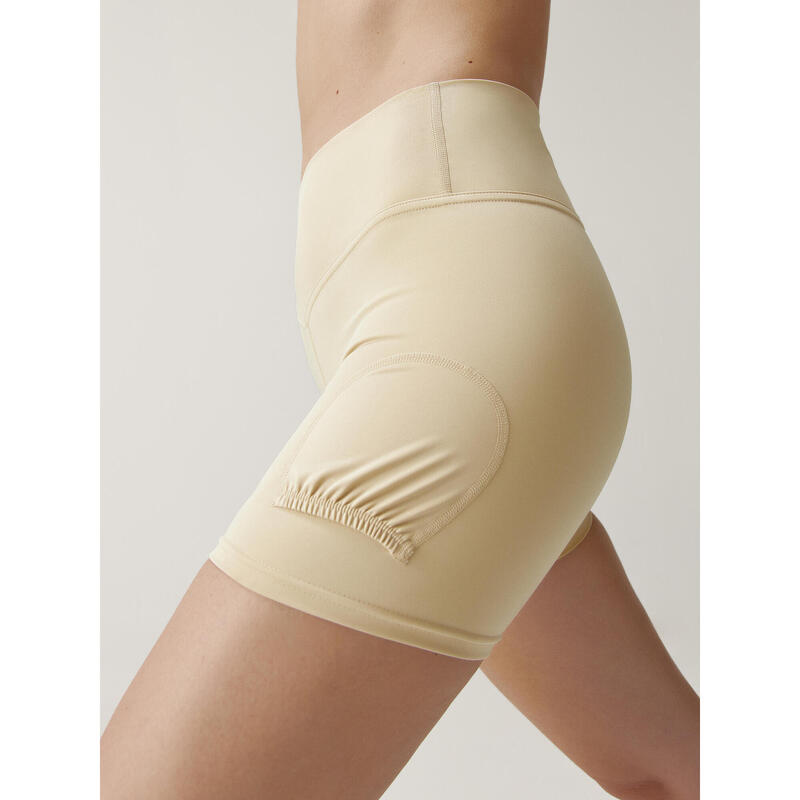 Short de sport pour femme en tissu performant avec poche à balles