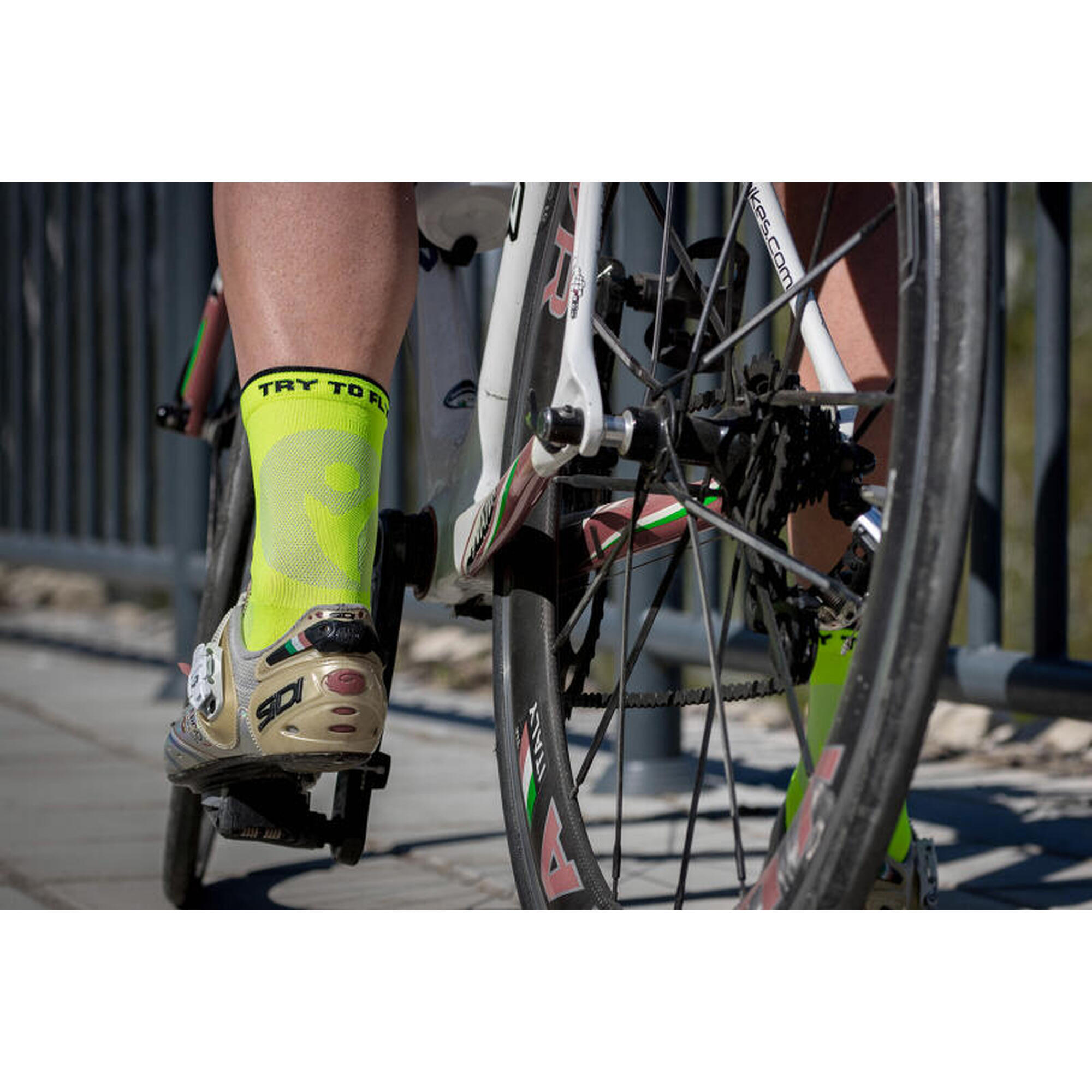 Neonsárga színű vékony kerékpáros zokni
