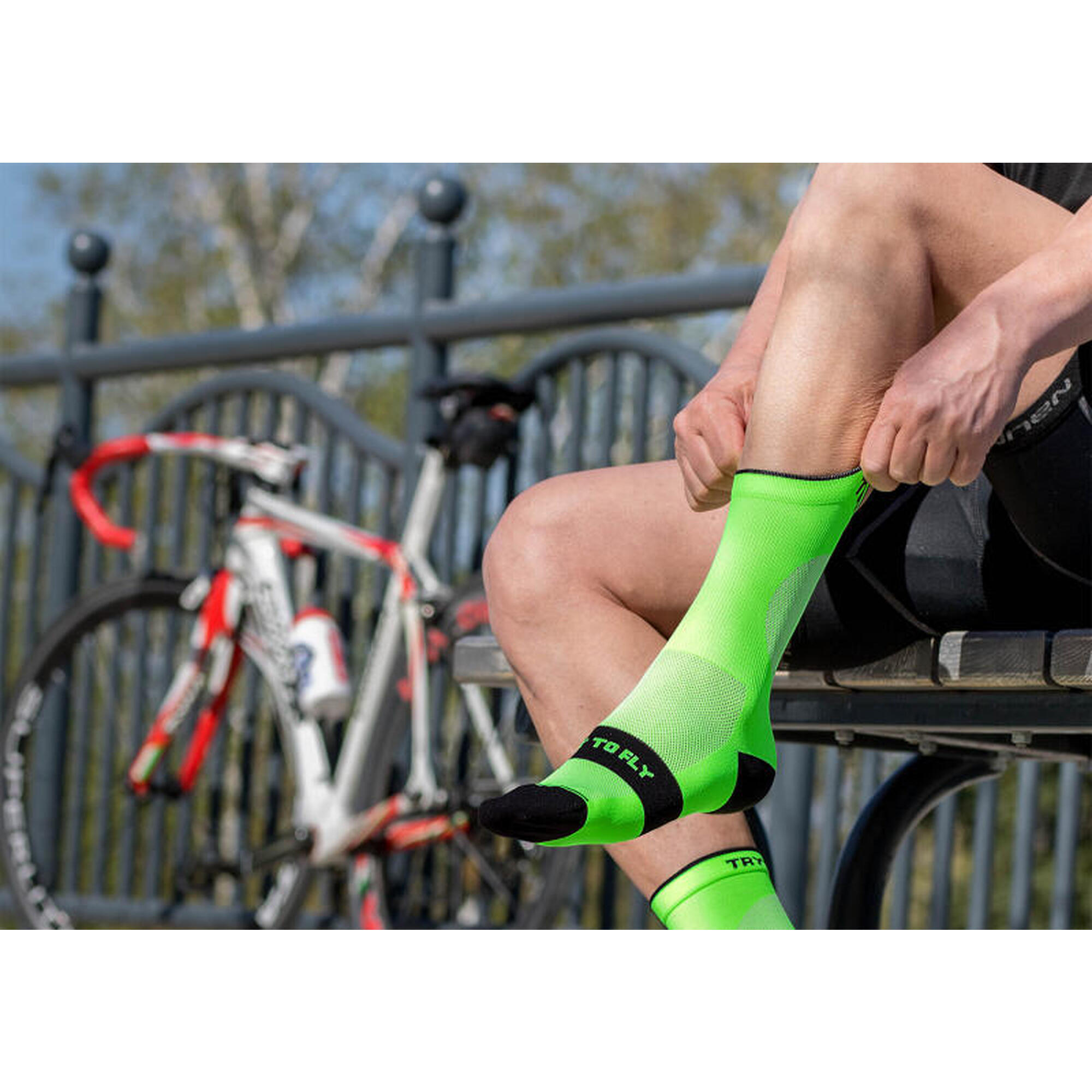 Neonzöld  színű vékony kerékpáros zokni