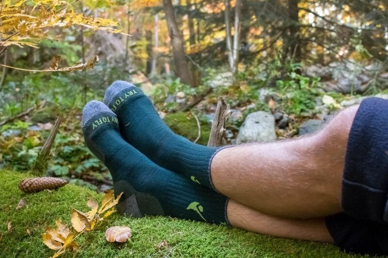 Skarpety trekkingowe z wełny merynosów ciemnozielone 3/4