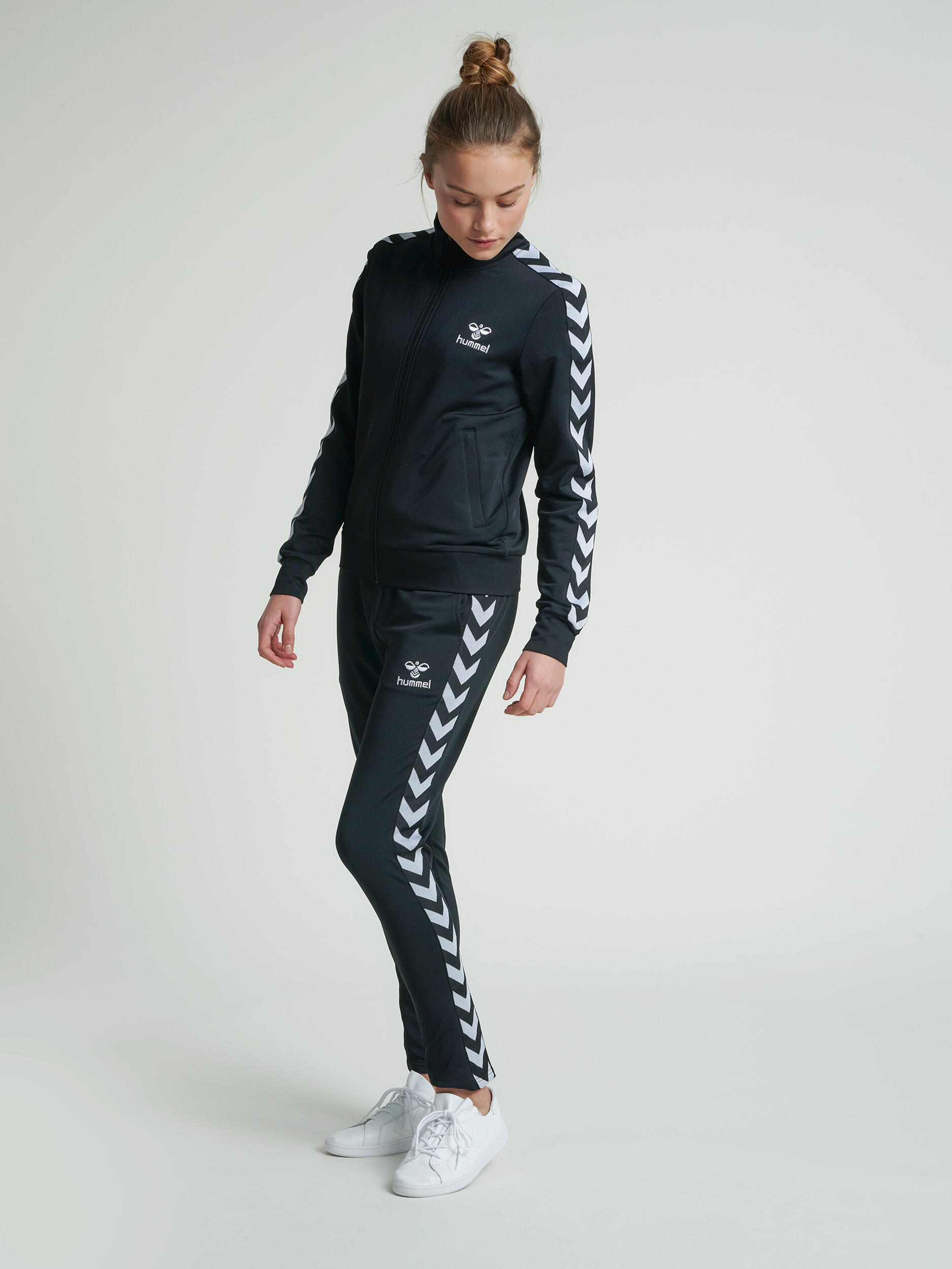 HUMMEL czarna bluza damska sportowa rozpinana hmlNELLY 2.0 ZIP 1/7