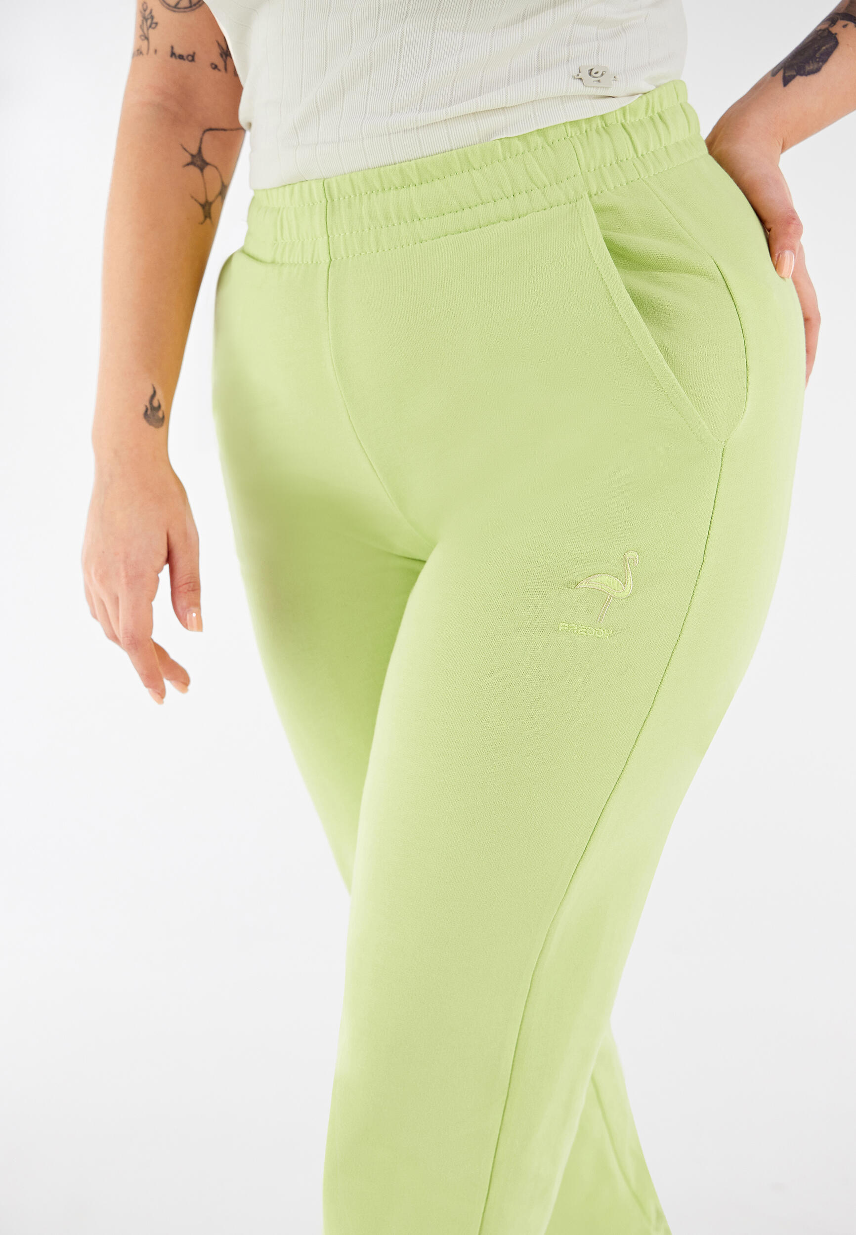 Jogger en molleton léger avec pièce décorative flamant rose ton sur ton 3/5
