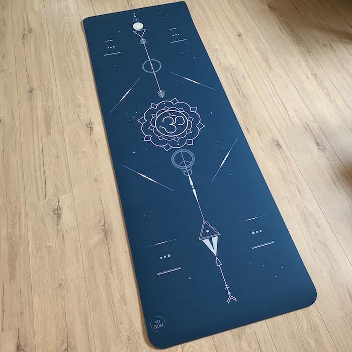 Tapis de yoga Performance Confort Om Marine