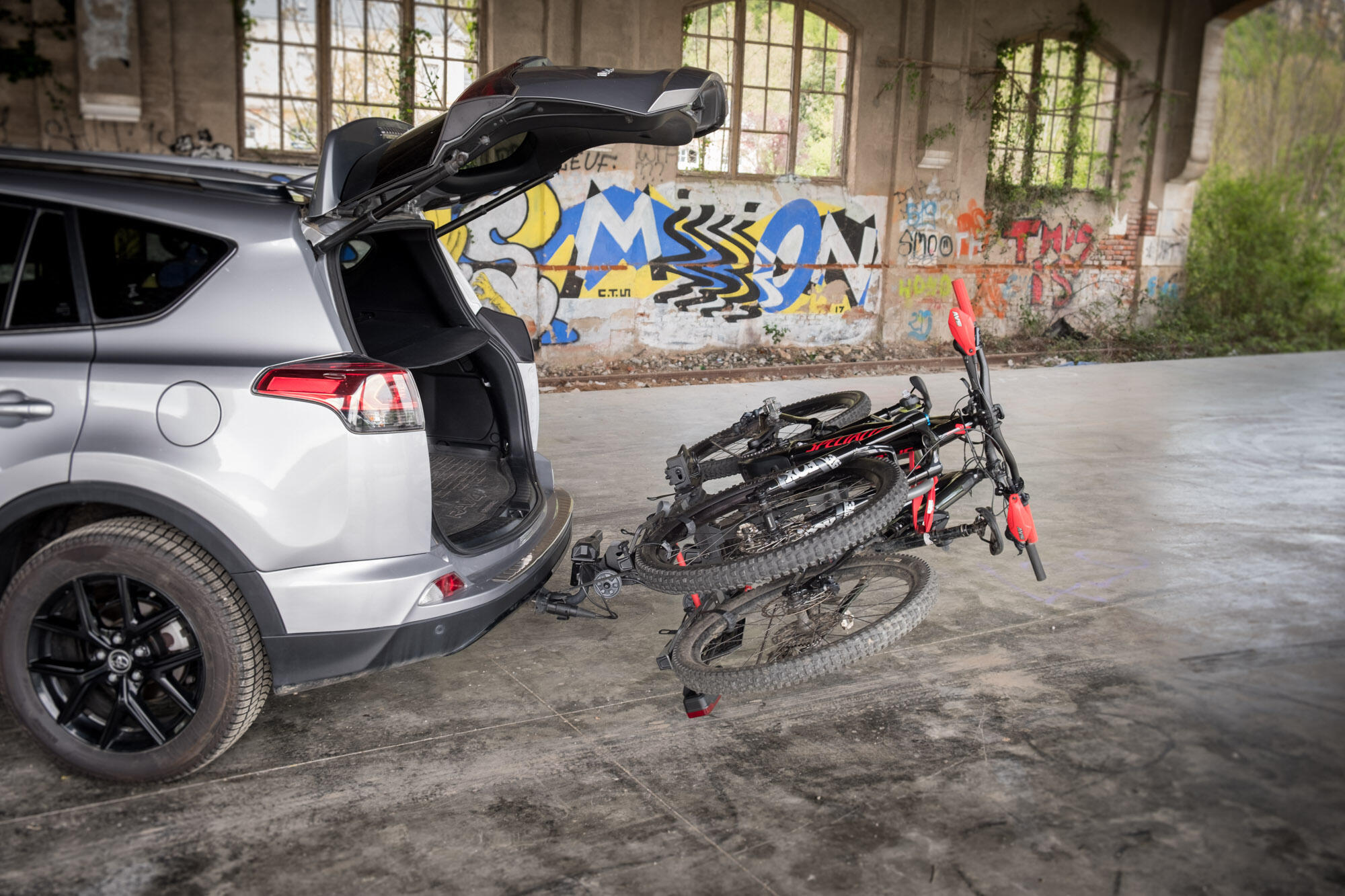 E-Scorpion XL składany bagażnik na hak – 2 rowery elektryczne 4/7