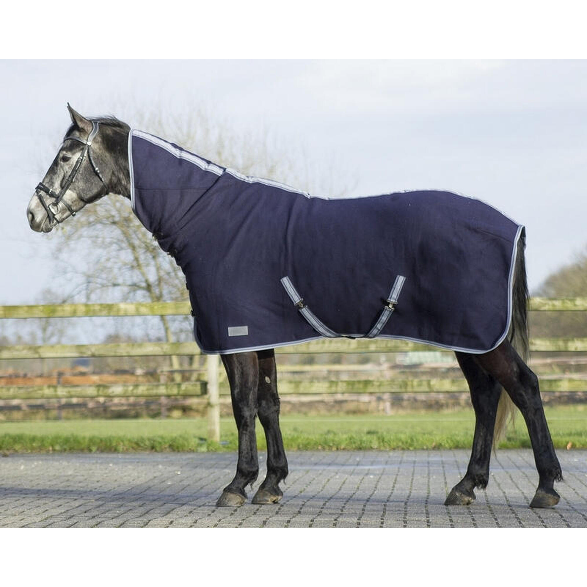 Fleece deken met nekdekking en riemen QHP