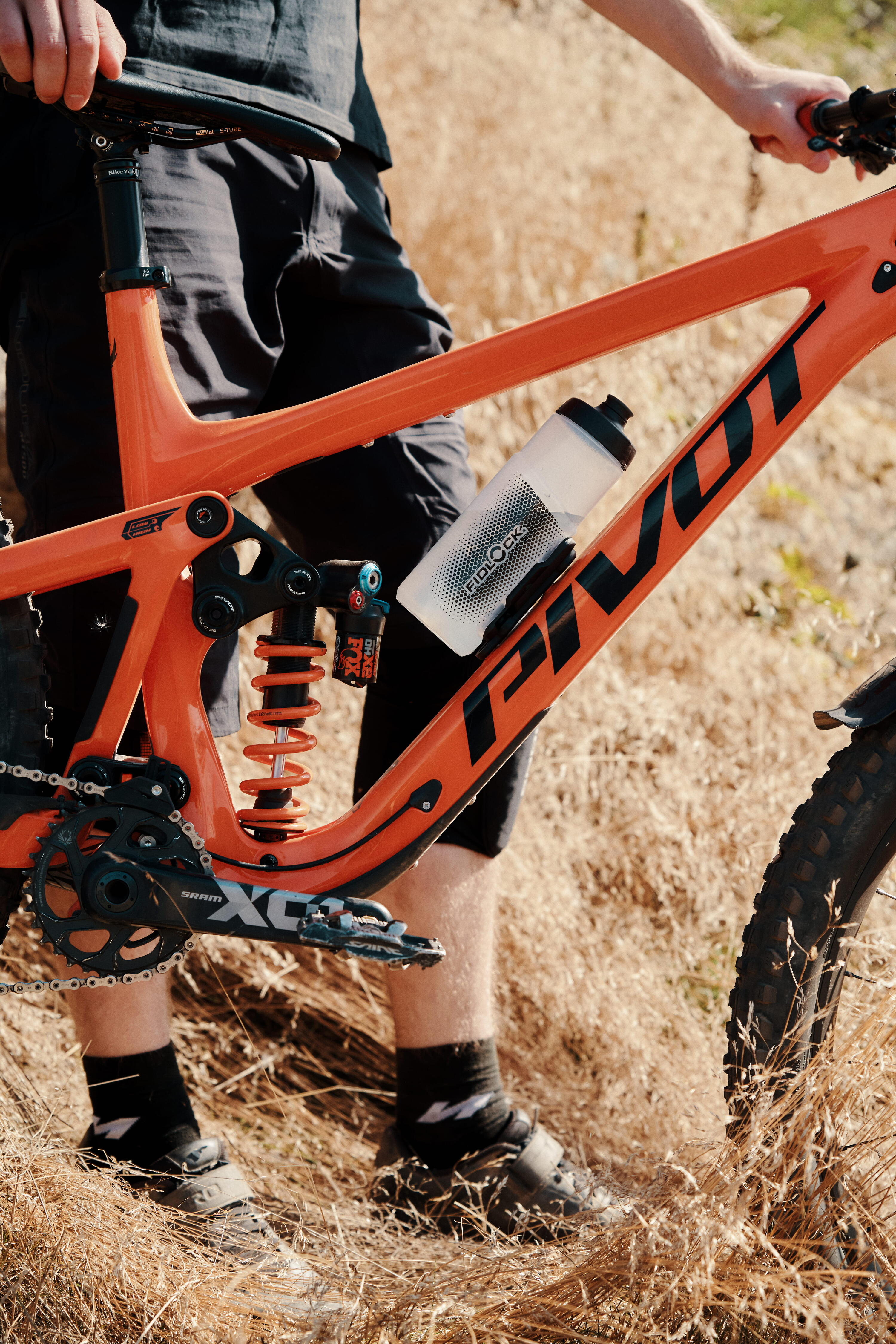 TWIST Fles 600 + Bike Base Set - transparant zwart 3/4