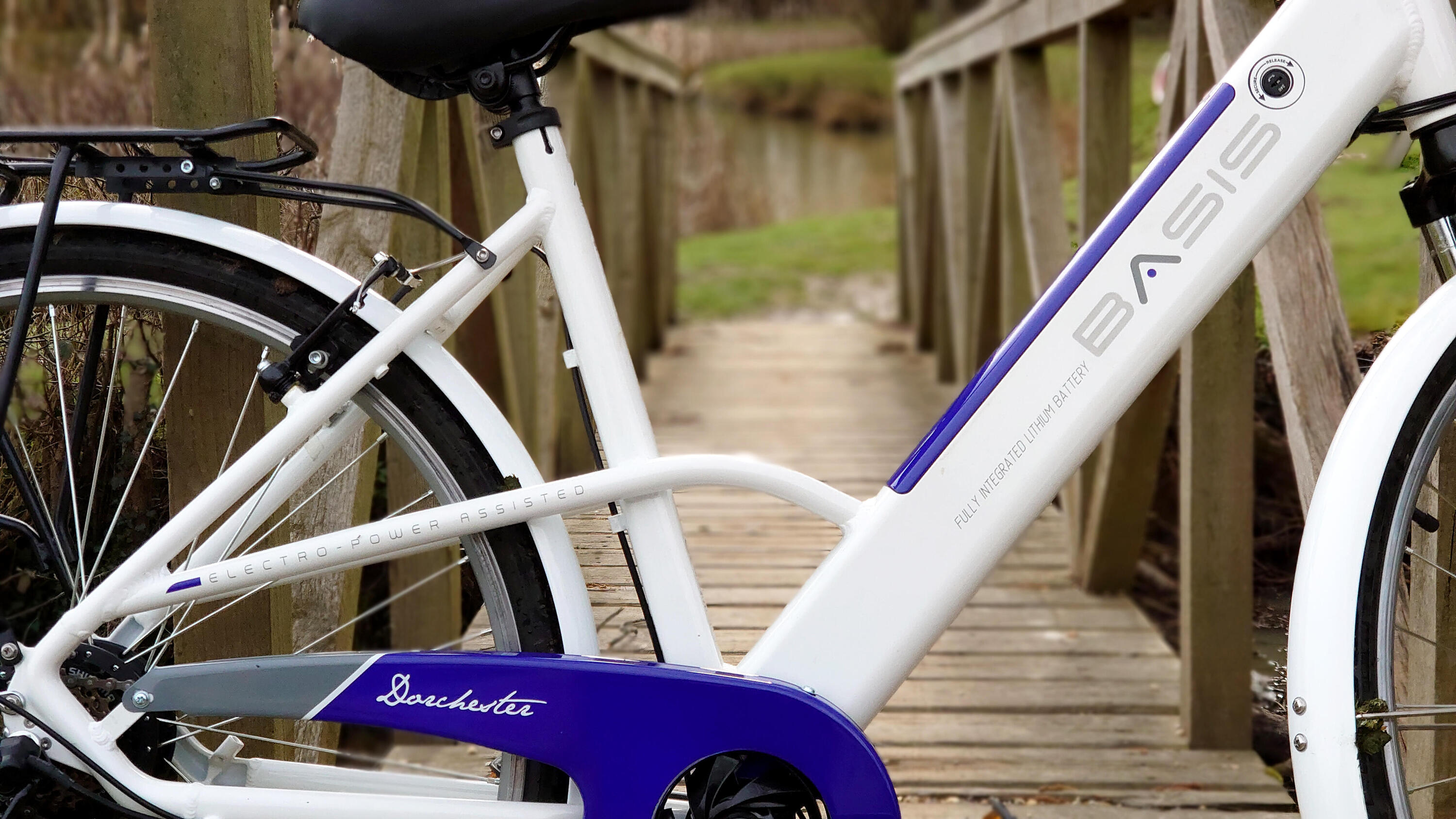 Dorchester Step Through Integrated Electric City Bike - White/Blue 7.8Ah 4/4