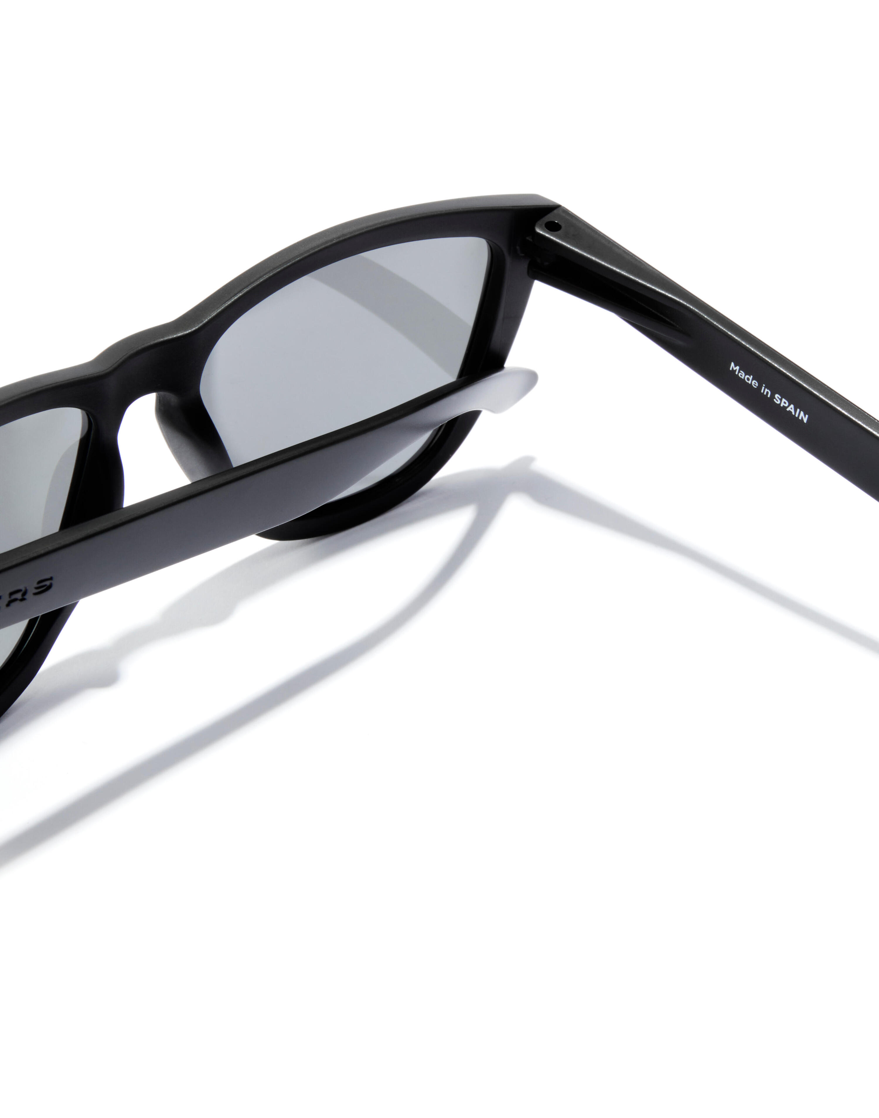 HAWKERS - Sonnenbrillen für Herren und Damen - ONE RAW  POLARIZED BLACK CHROME 5/6