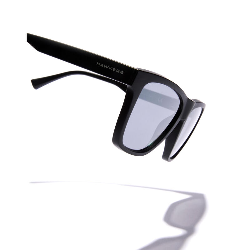 HAWKERS - Lunettes de Soleil pour Homme et Femme BLACK CHROME - ONE LS Raw