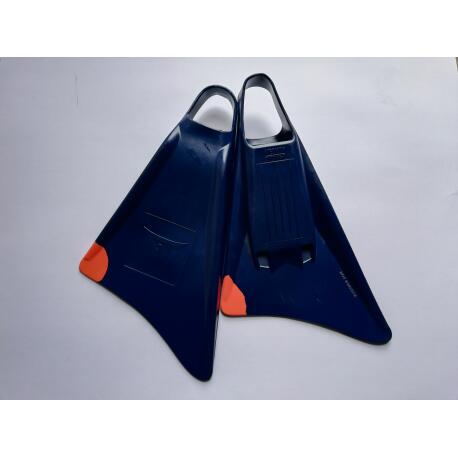GT BOARDS PÉS DE PATO GT FINS MIDNIGHT BLUE/ORANGE ML DESIGNED BY GUILHERME TAMEGA