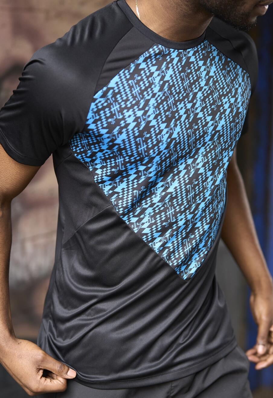 CAMISETA UMBRO PRO TRAINING GRAPHIC NEGRA Y AZUL HOMBRE 4/4