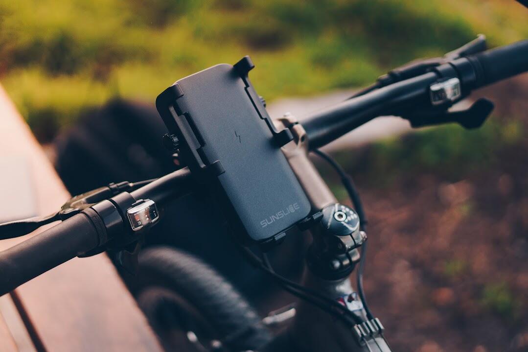 Ciclotrone | Supporto per telefono con powerbank integrato 5/7