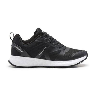 Zapatillas de la marca Kelme para hombre en color blanco.