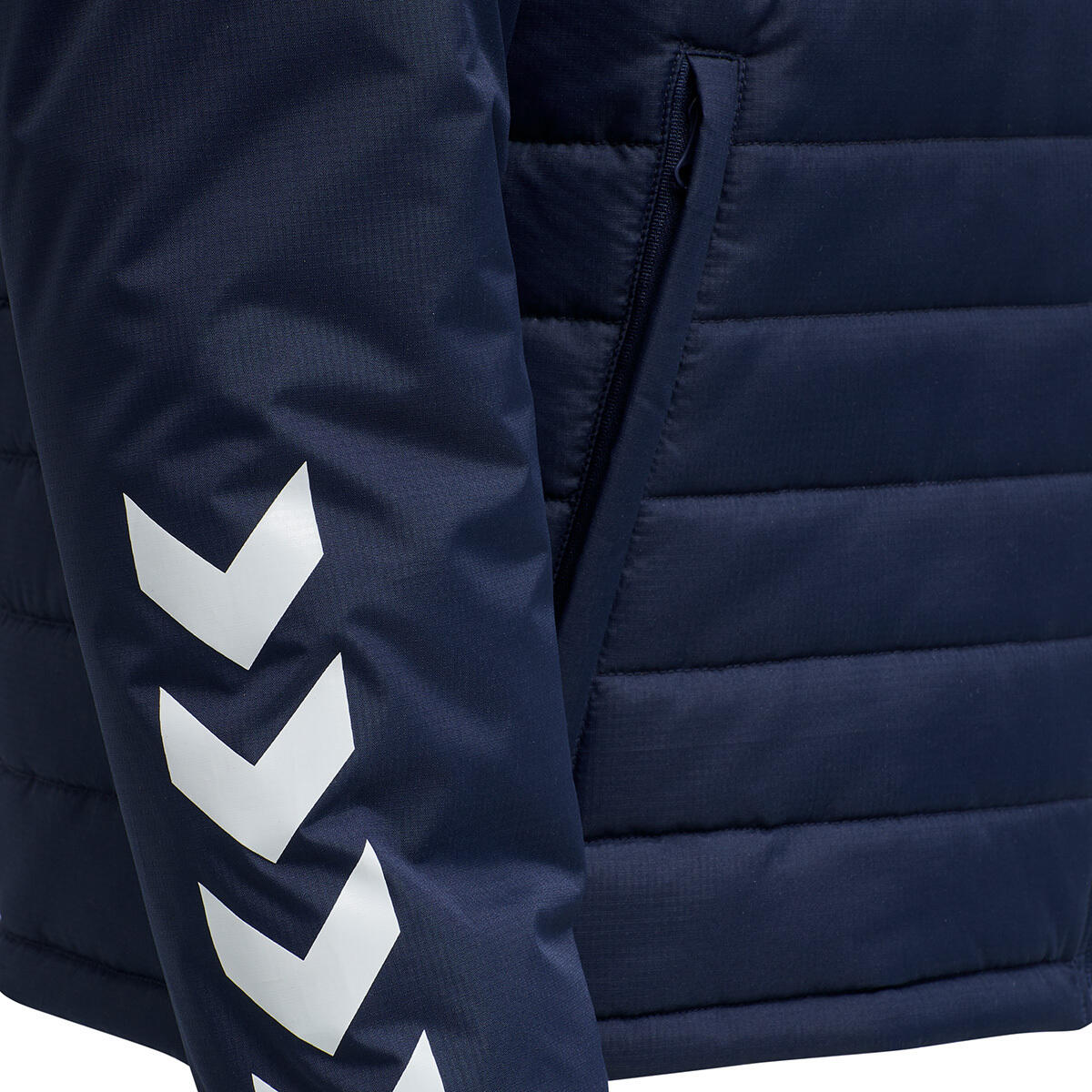 Short bench jacket for men, great for football, in marine 5/7