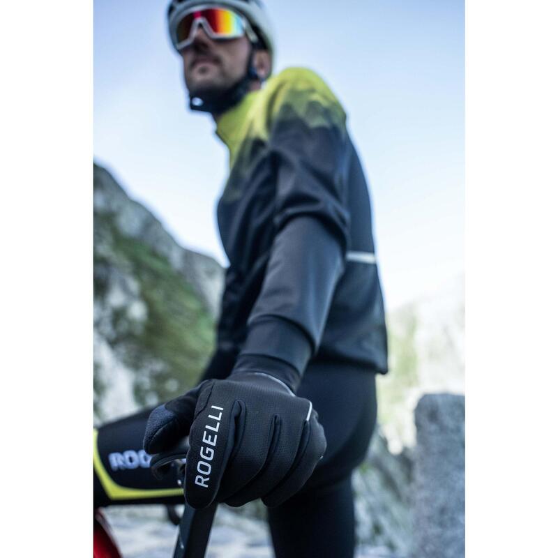 Hombre con casco y gafas de ciclismo bebiendo agua