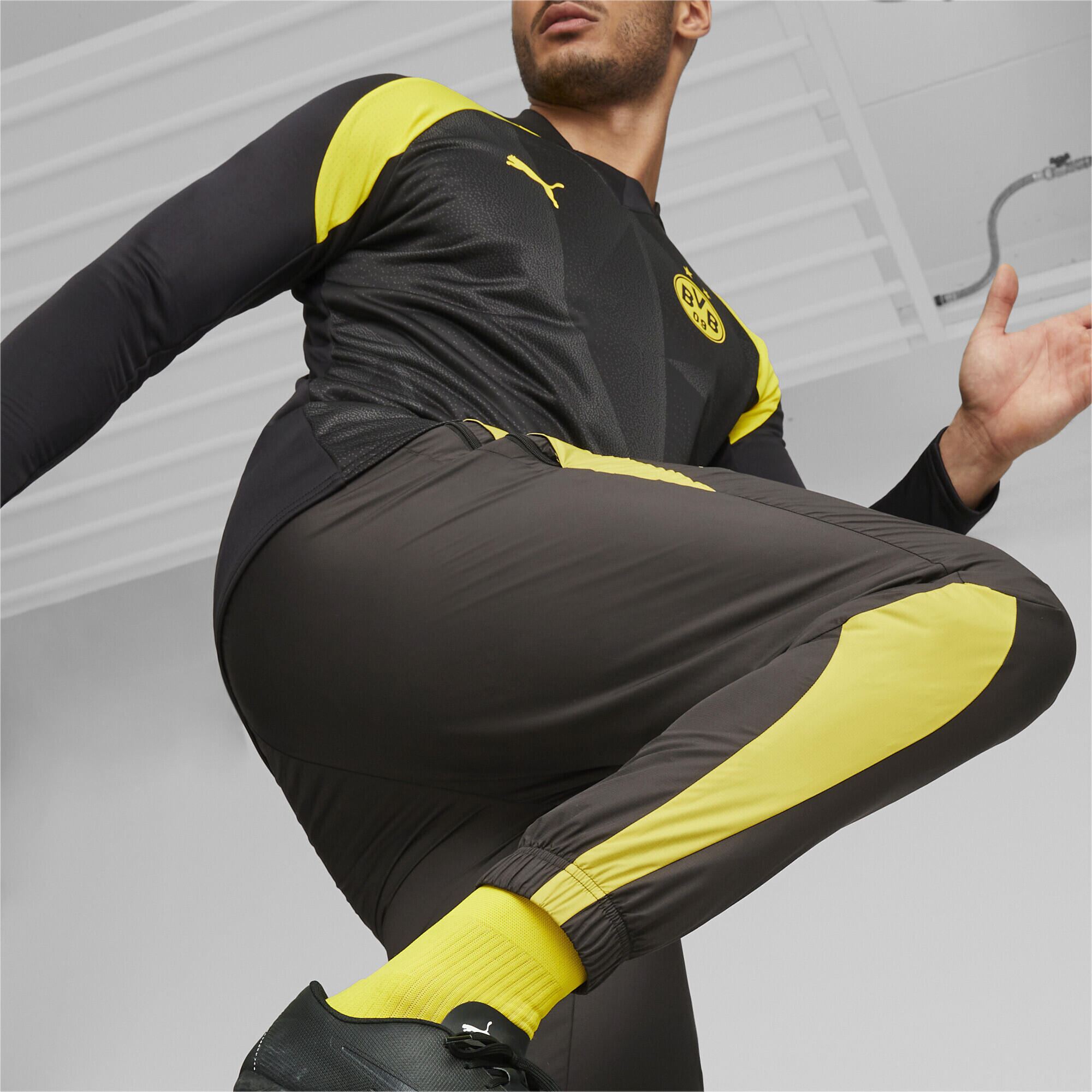 Pantaloni da calcio Borussia Dortmund pre-partita PUMA Black Cyber Yellow 5/6