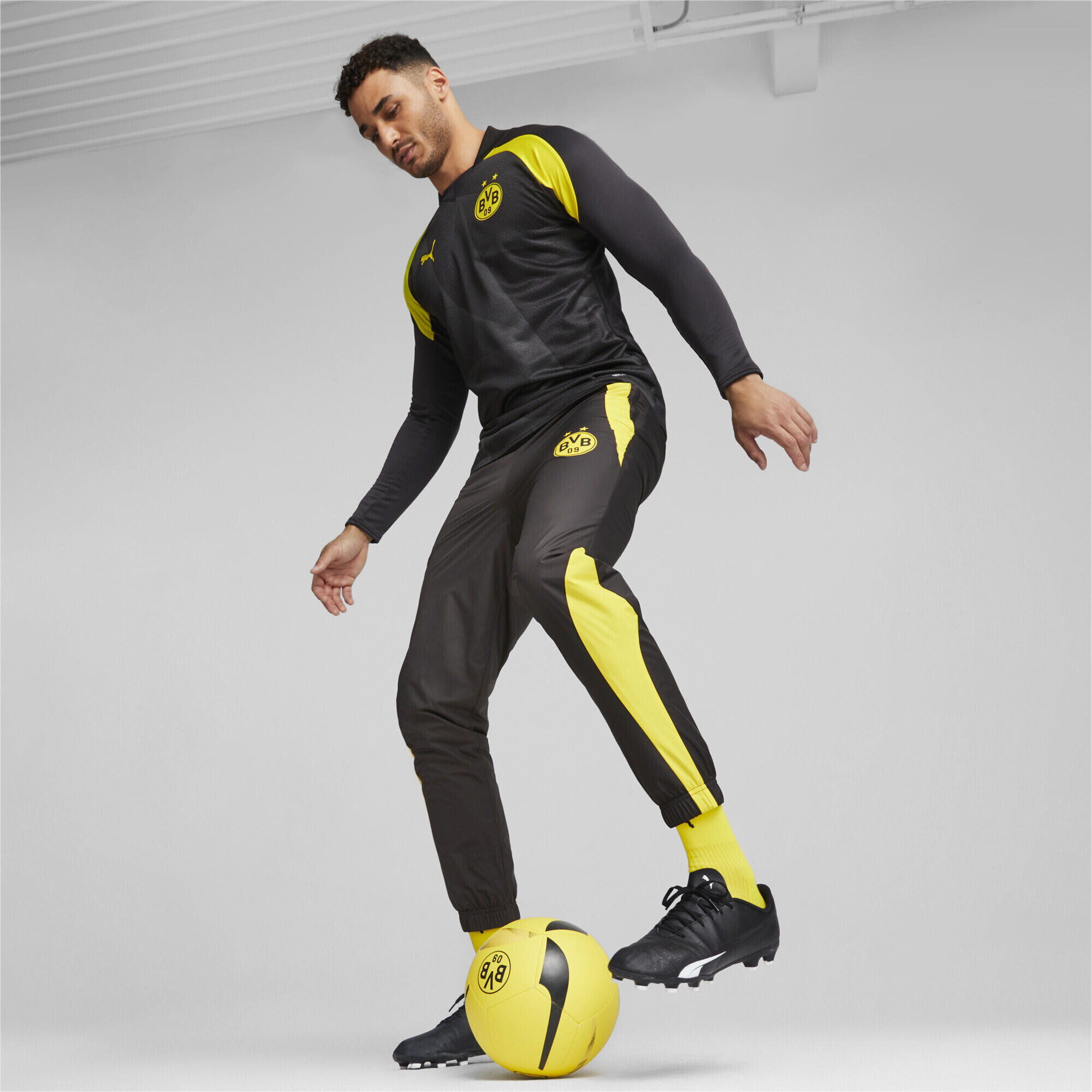 Pantaloni da calcio Borussia Dortmund pre-partita PUMA Black Cyber Yellow 3/6