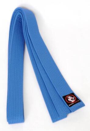 Blau geborduurde karateband