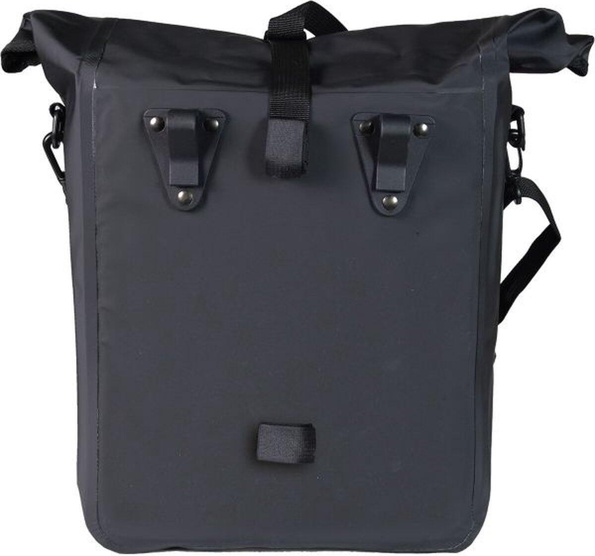 Sac simple du Groenland noir à droite. Dimensions 37x33x14 cm capacité 20 litres 3/3
