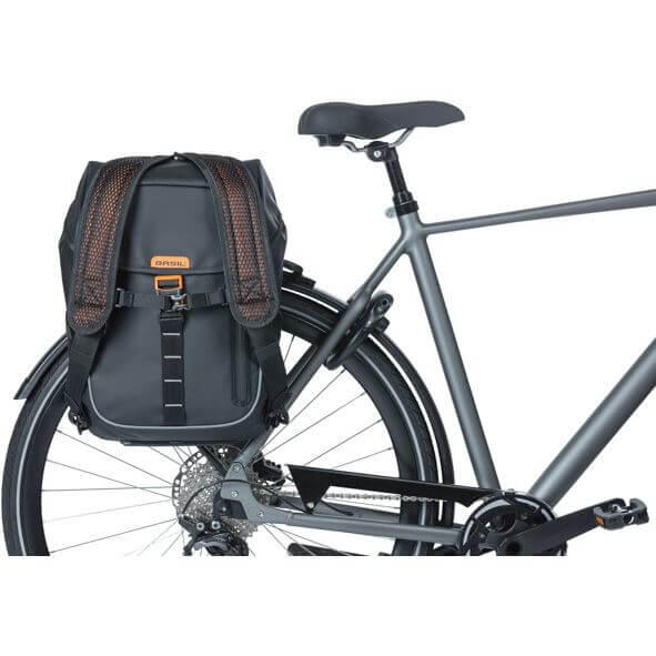Basil Fahrradrucksack Miles Tarpaulin schwarz/orange, 31x17x44cm, 17ltr 7/7