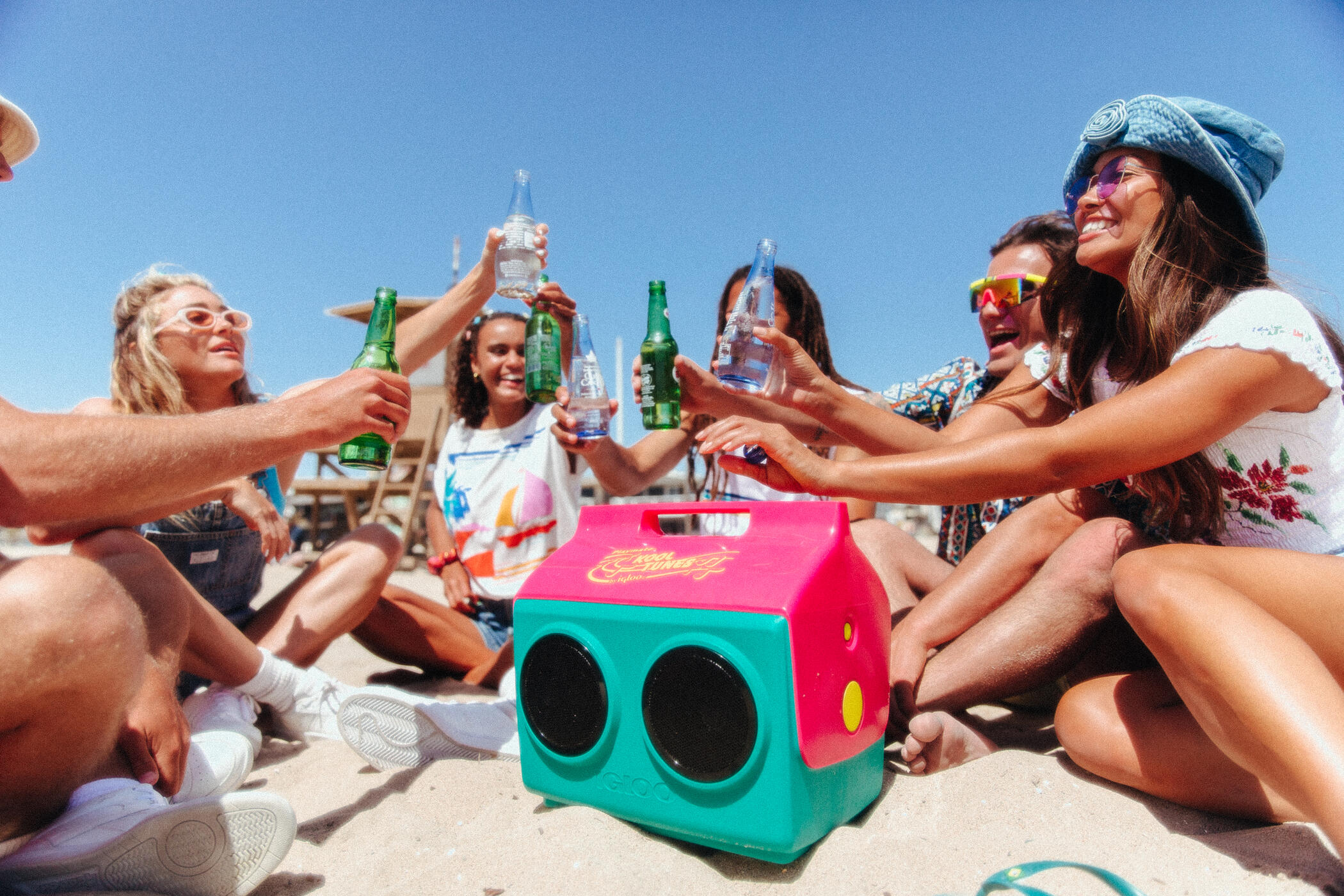 IGLOO KoolTunes Retro Cooler & Speaker 5/7