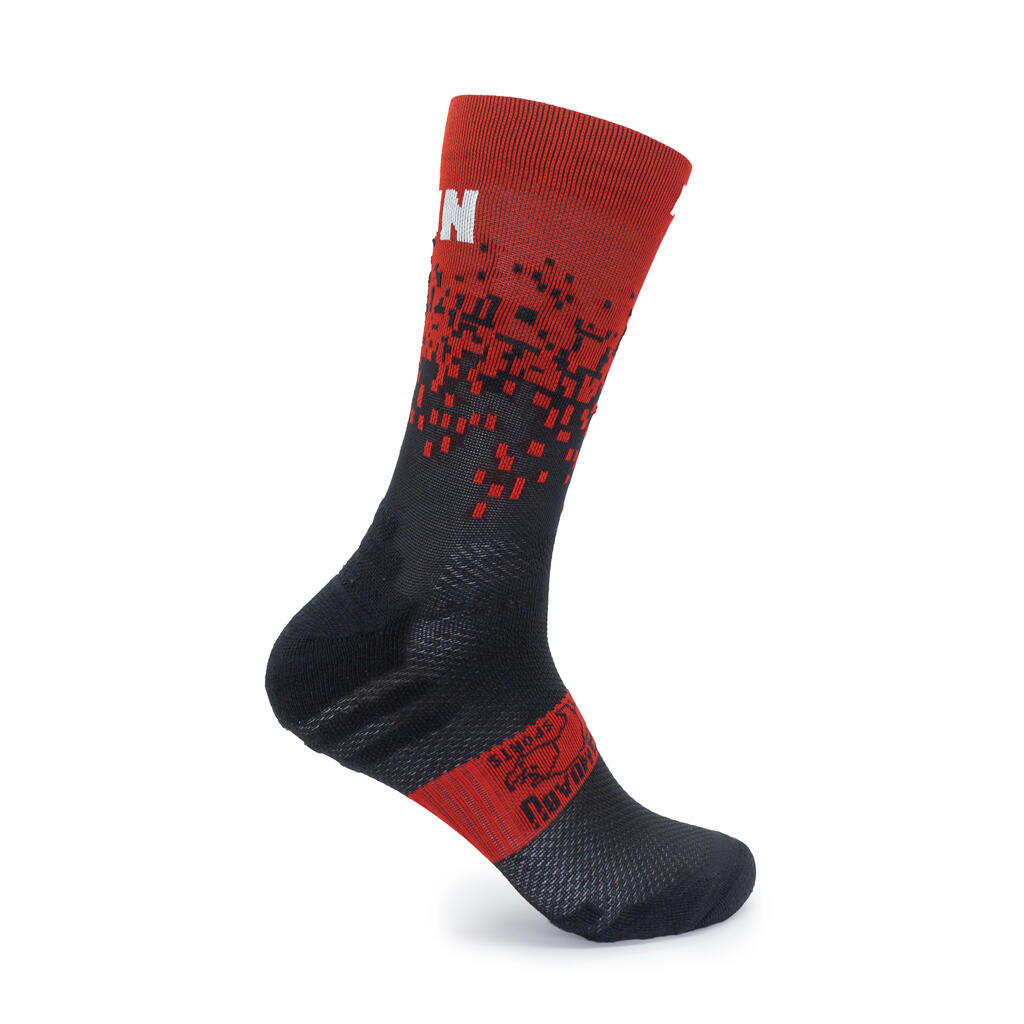 KAMUABU Run Pixel chaussettes 2 fils mi-mollet - Rouge/noir unisexe 2/5