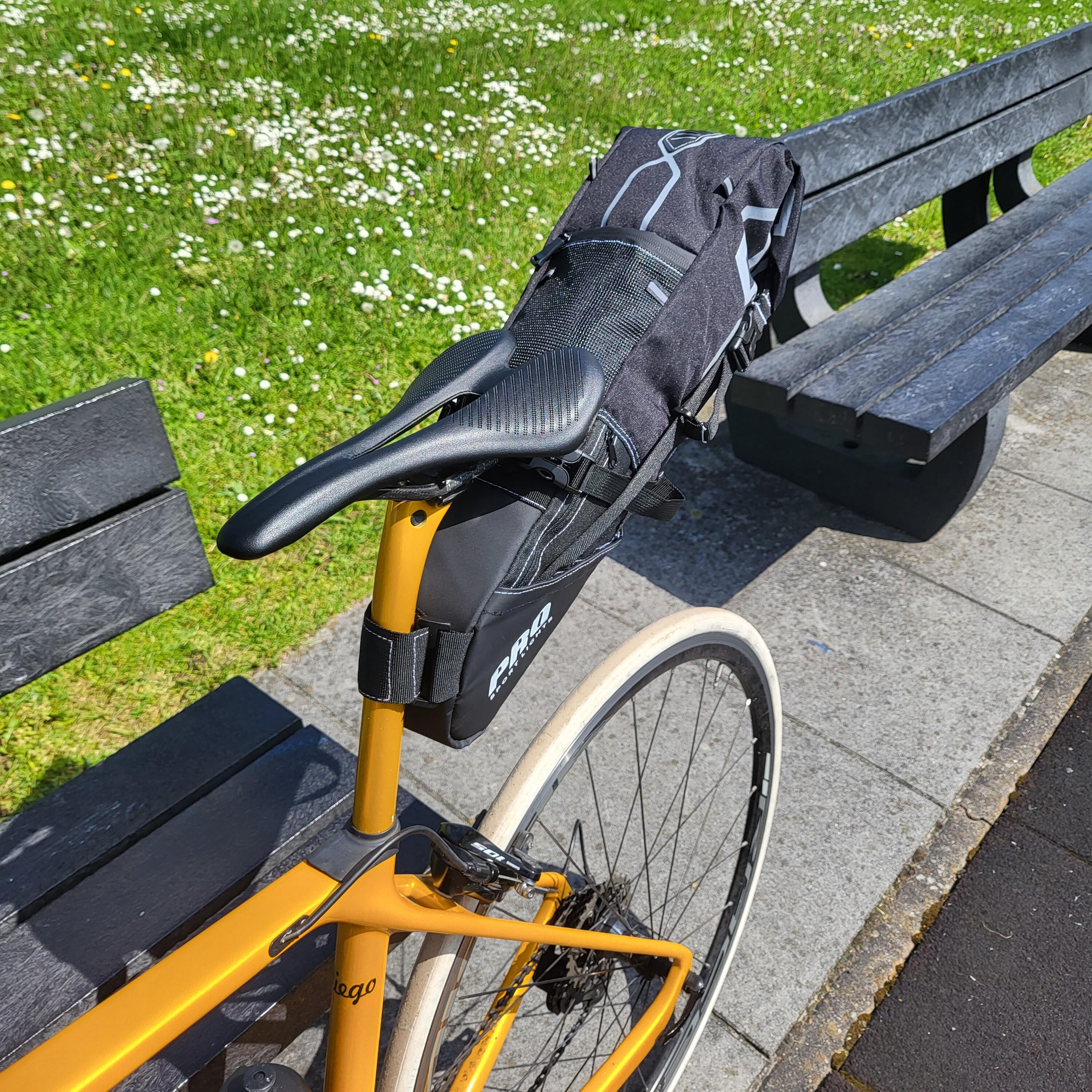 Sacoche De Selle De Vélo étanche 11L – Grand Volume, Fixations Robustes, Bandes Réfléchissantes