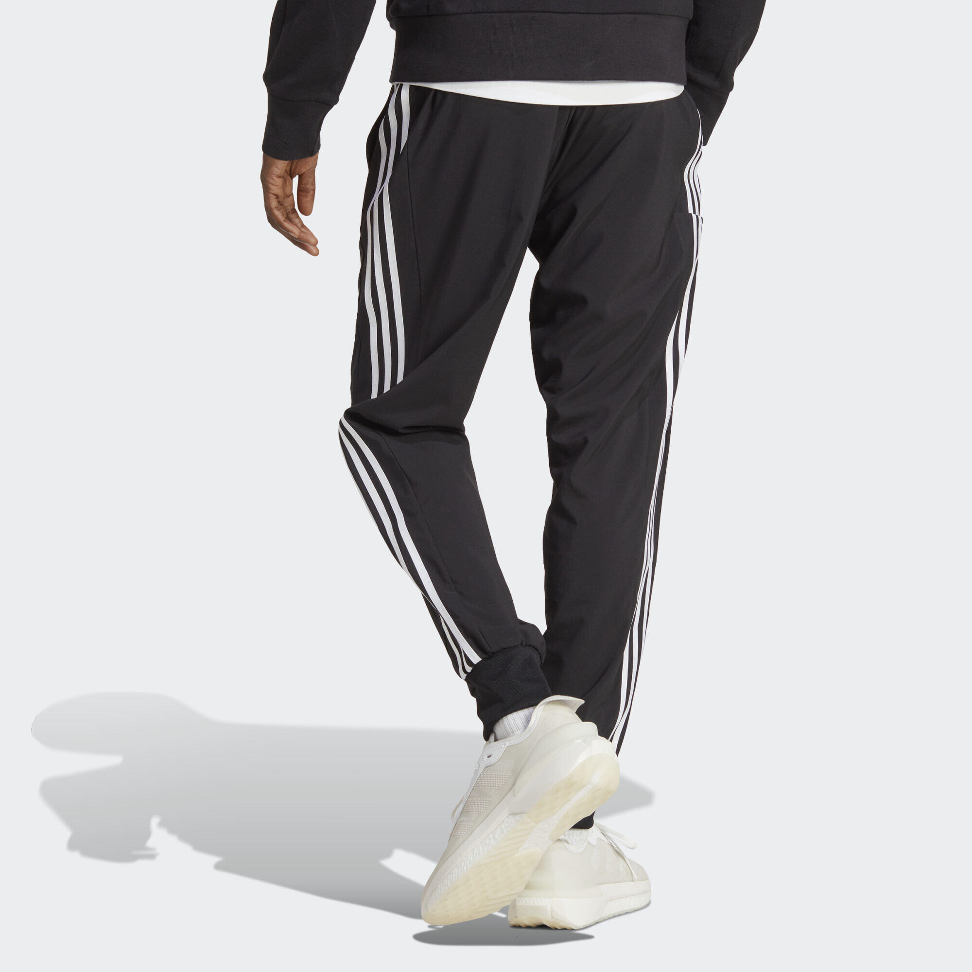 AEROREADY Essentials Tapered Cuff Woven 3-Streifen Hose 4/7