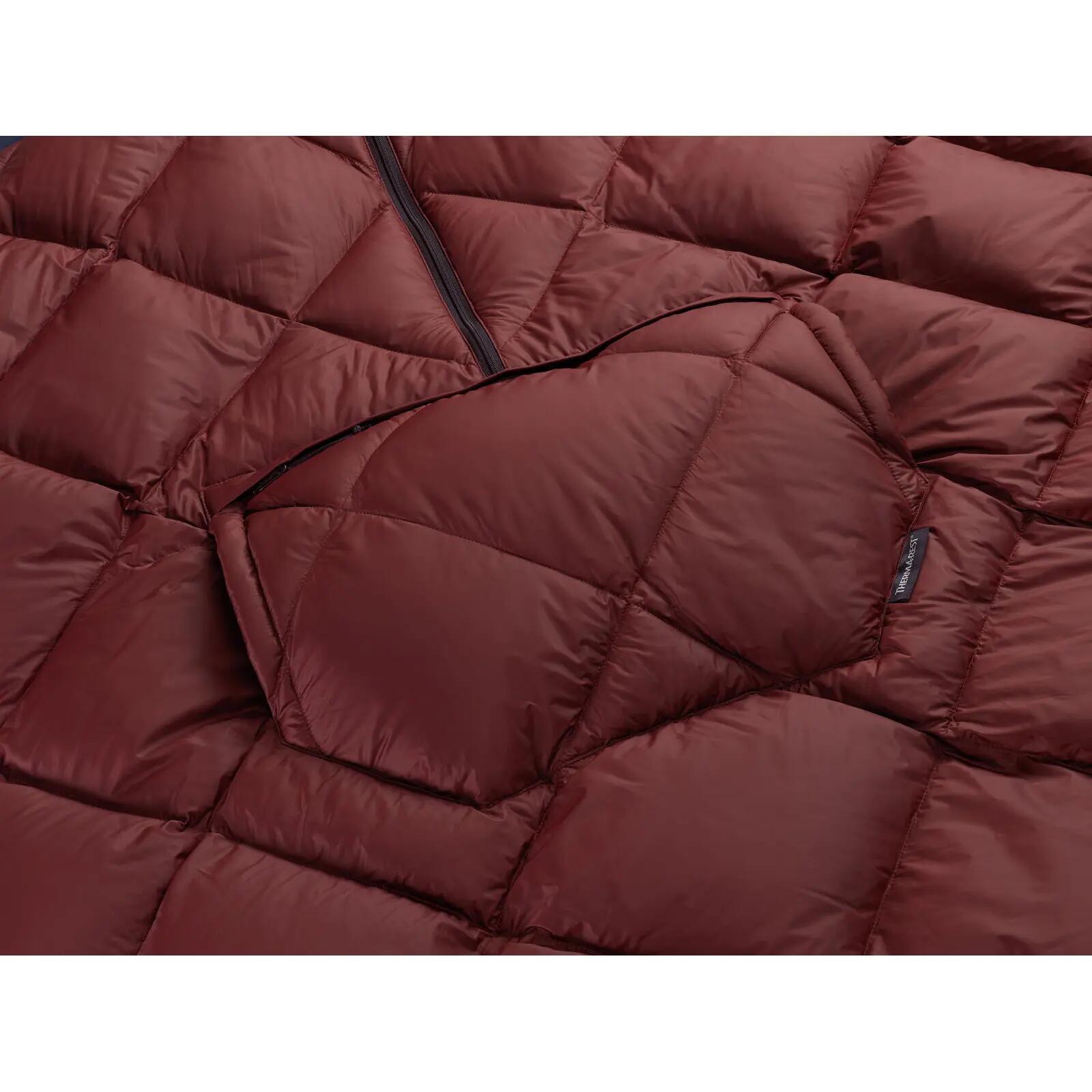 Therm-a-Rest Honcho Down Daunen-Poncho Burgundy – wasserabweisend, vielseitig 2/7