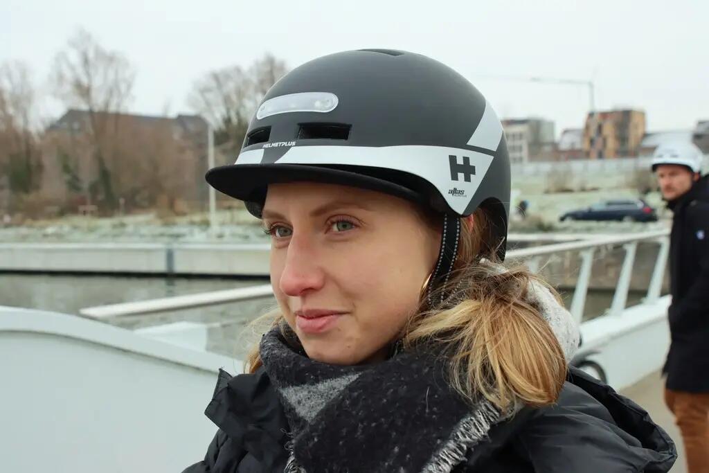 CAPACETE DE BICICLETA COM LUZ - ATLAS 2, PRETO/BRANCO 3/4