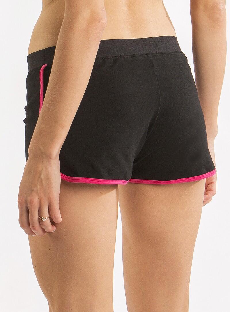 Shorts ajustés au style moderne, avec une bordure de style rocky. 2/5