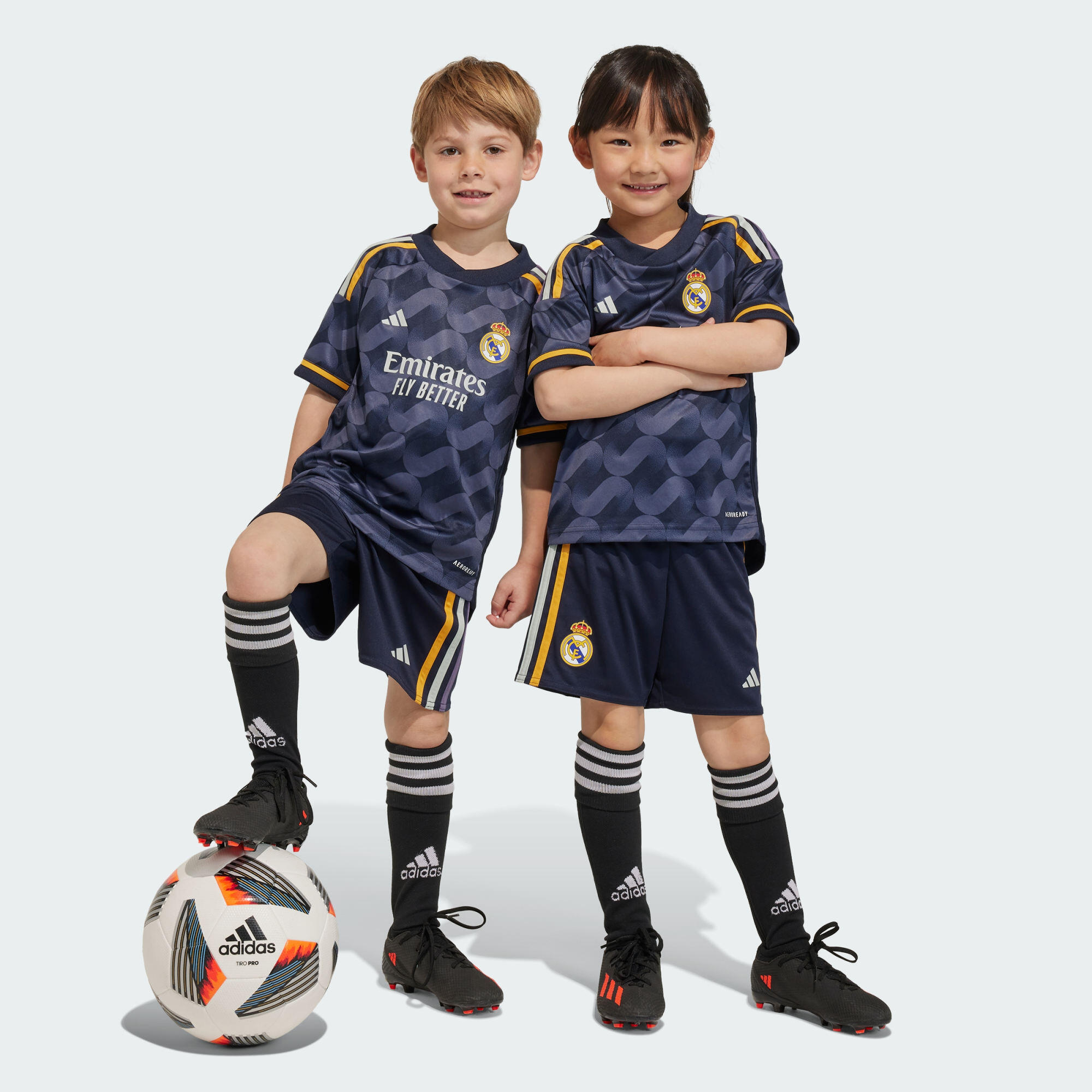 Real Madrid 23/24 Away Mini Kit 1/6