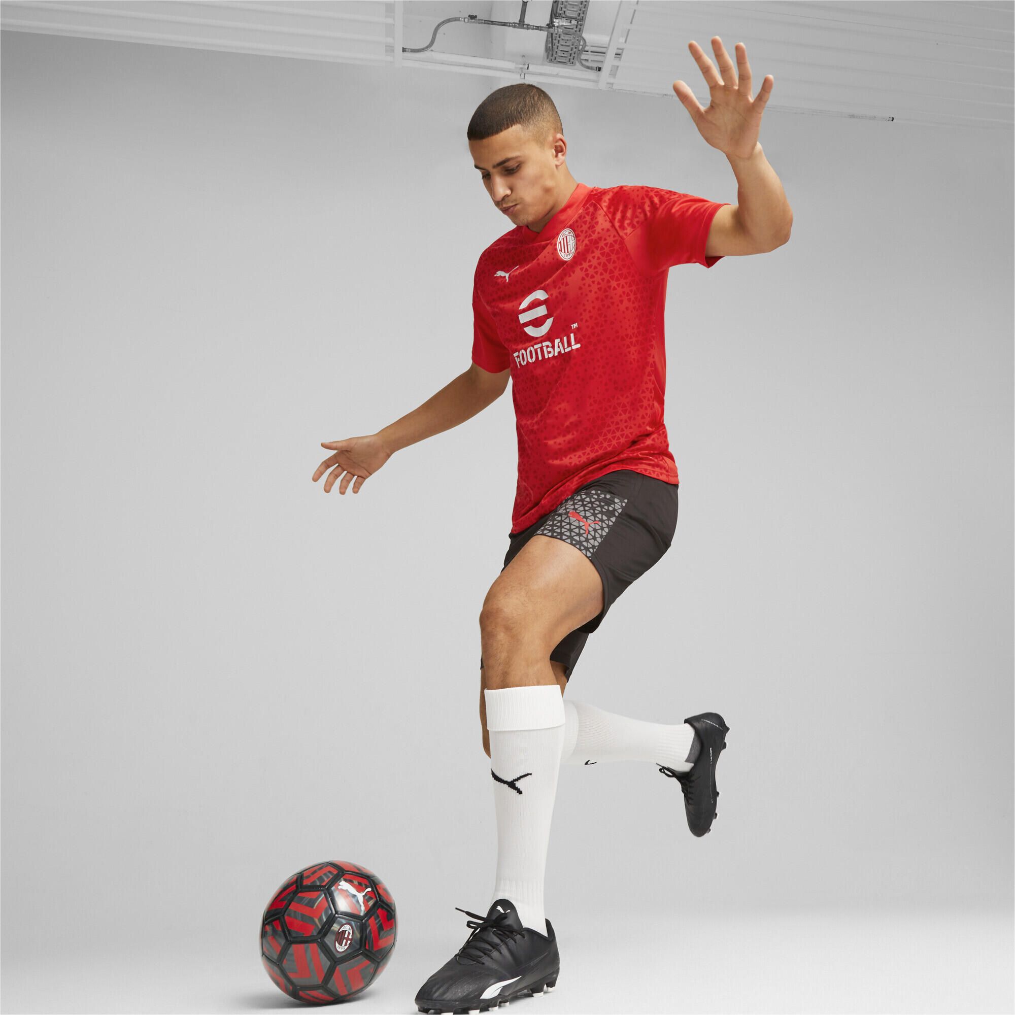 Maillot d’entraînement 23/24 AC Milan PUMA For All Time Red Feather Gray 3/6