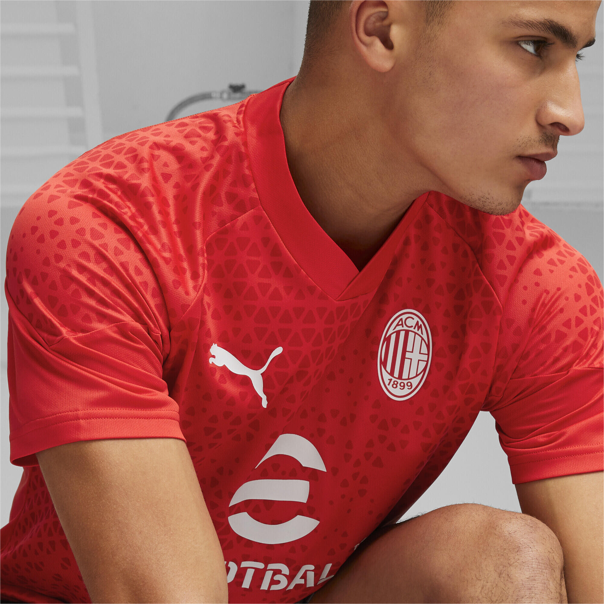 Maillot d’entraînement 23/24 AC Milan PUMA For All Time Red Feather Gray 4/6