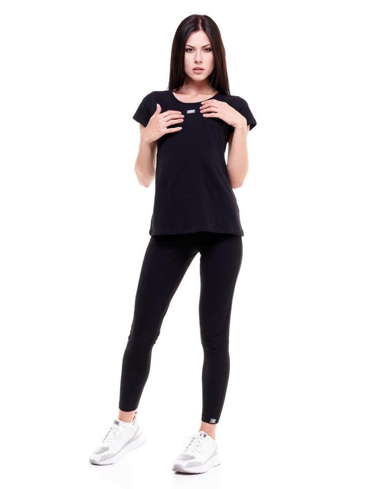 Podstawowy damski t-shirt z krótkim rękawem i okrągłym dekoltem