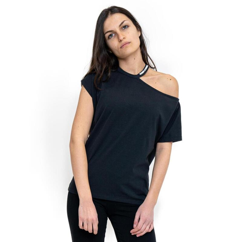 Camiseta feminina de um ombro em preto e branco