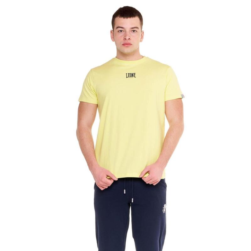 Camiseta masculina básica de manga curta com logo pequeno