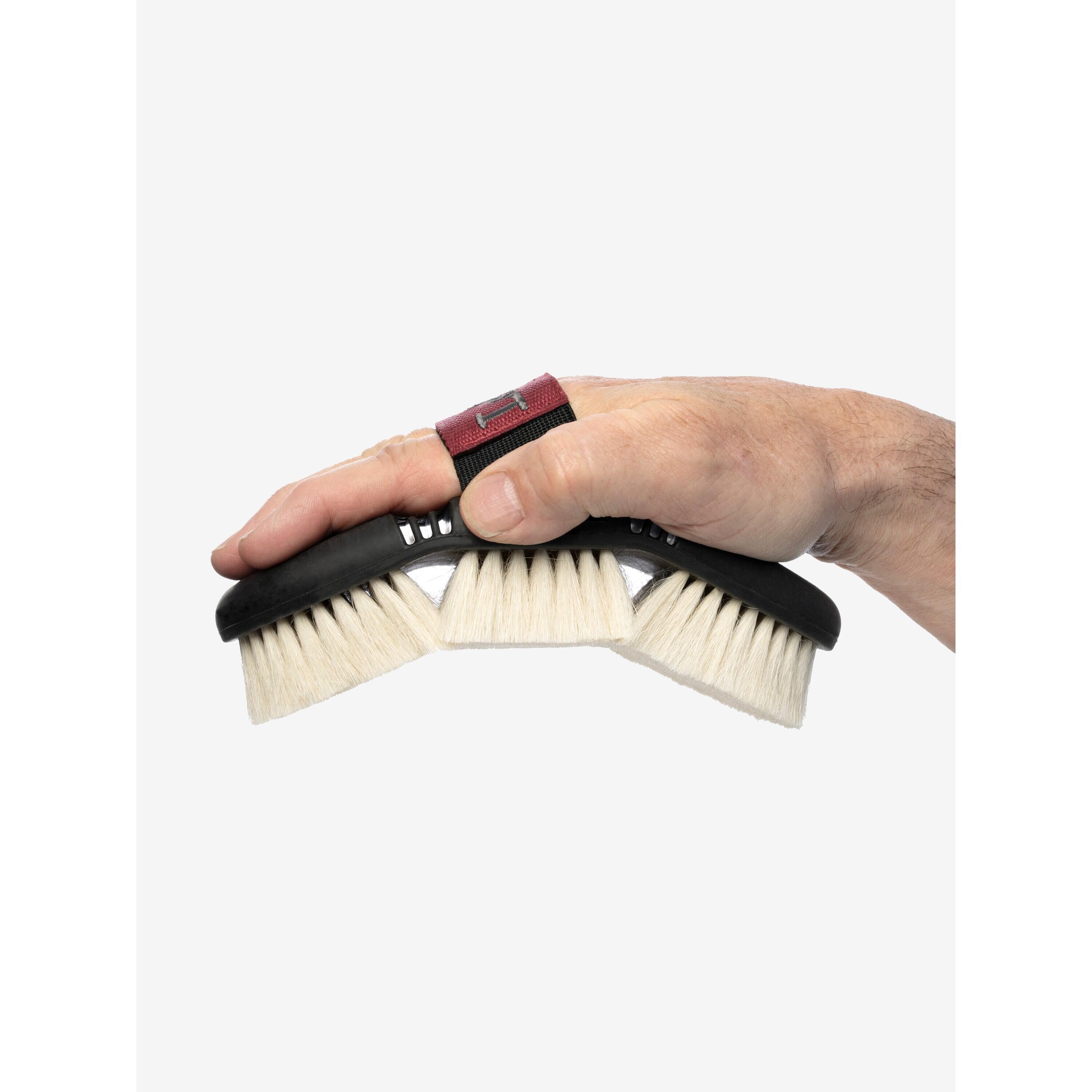 Brosse douce pour cheval en poils de chèvre LeMieux Flexi 4/4