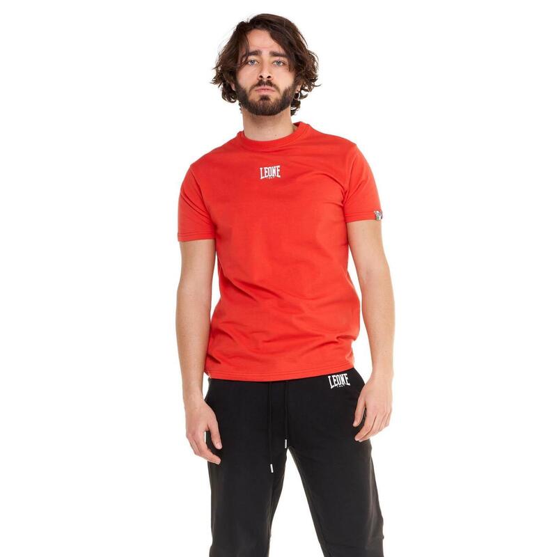 Camiseta masculina básica de manga curta com logo pequeno