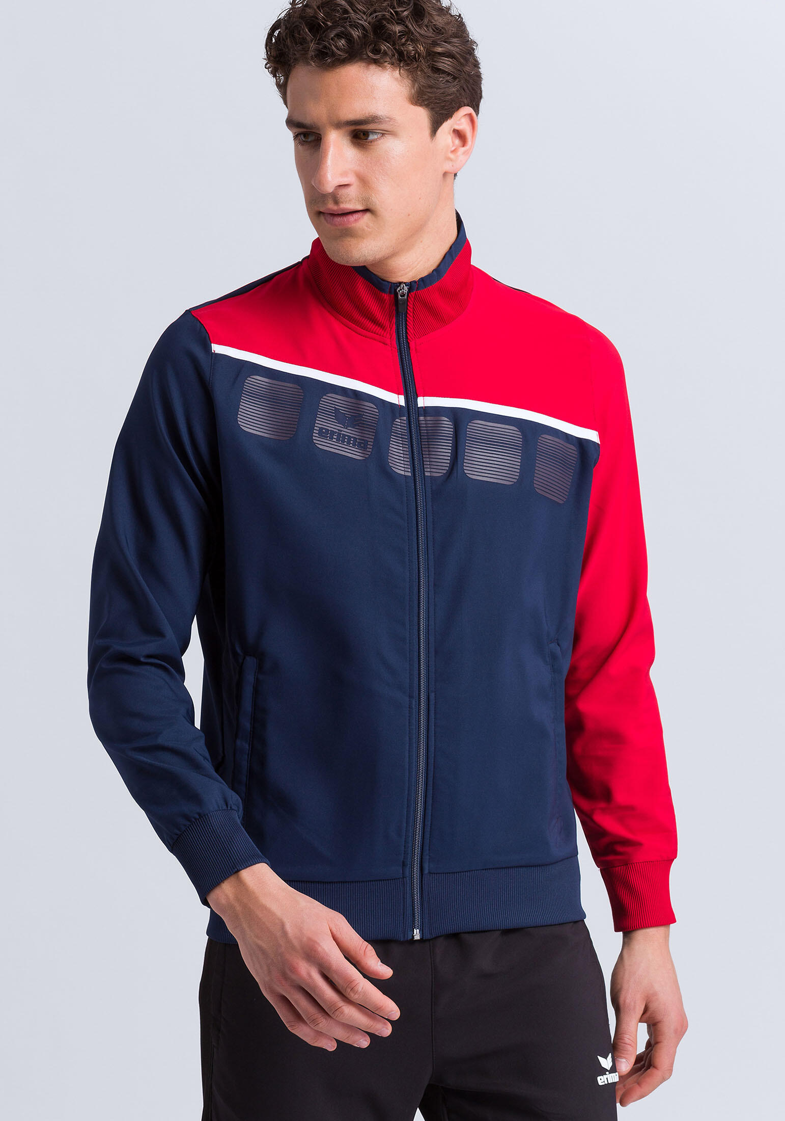 bleu baltique. / bleu marine. / rouge