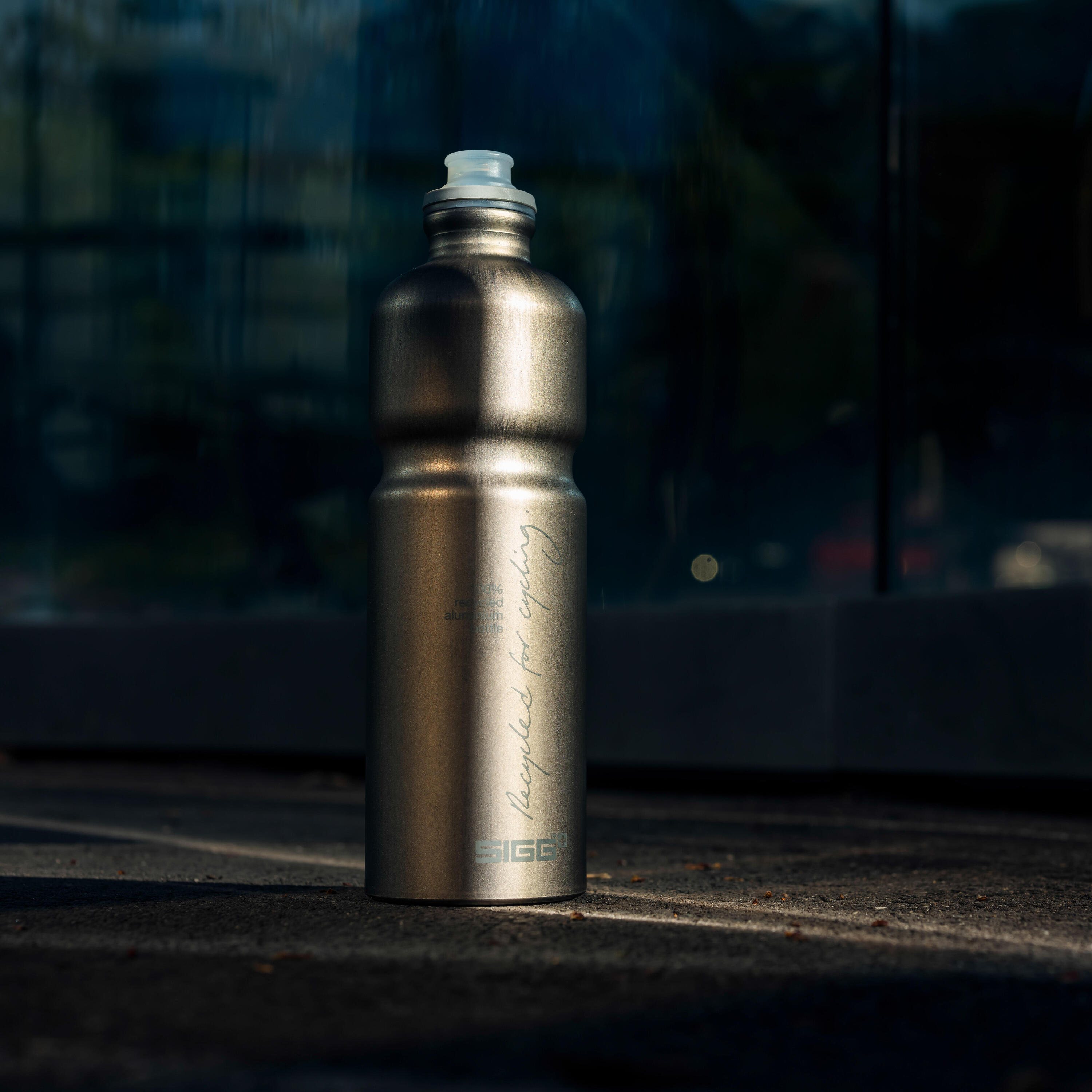Gourde SIGG Move MyPlanet Smoked Pearl 0.75 L - 100% recyclée - Made in Suisse 4/7