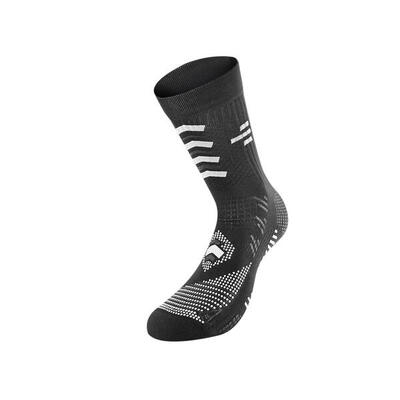 Zwarte antislip voetbalsok. perfecte grip tussen voet en schoen.