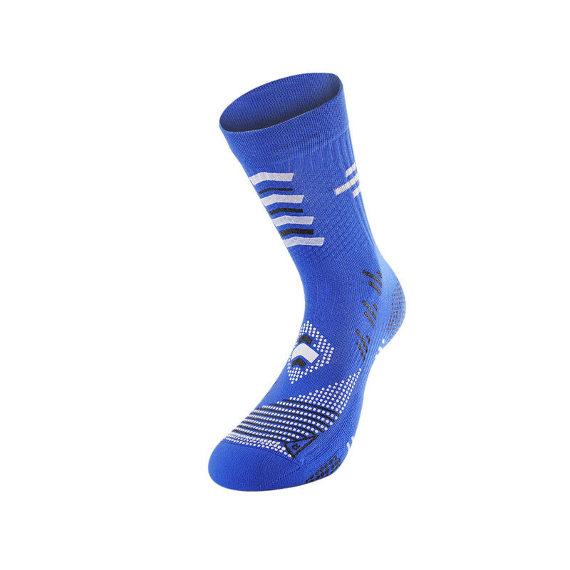 Blaue rutschfeste Fußball-Socke. Perfekter Halt zwischen Fuß und Schuh.