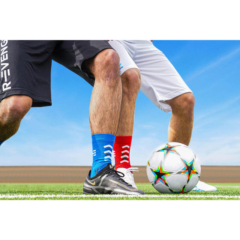 Blaue rutschfeste Fußball-Socke. Perfekter Halt zwischen Fuß und Schuh.