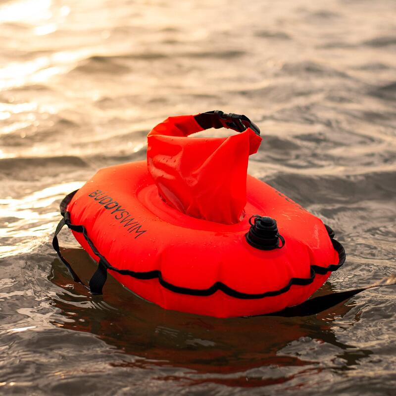 Bouée de natation avec sac central étanche pour un stockage facile d'accès.