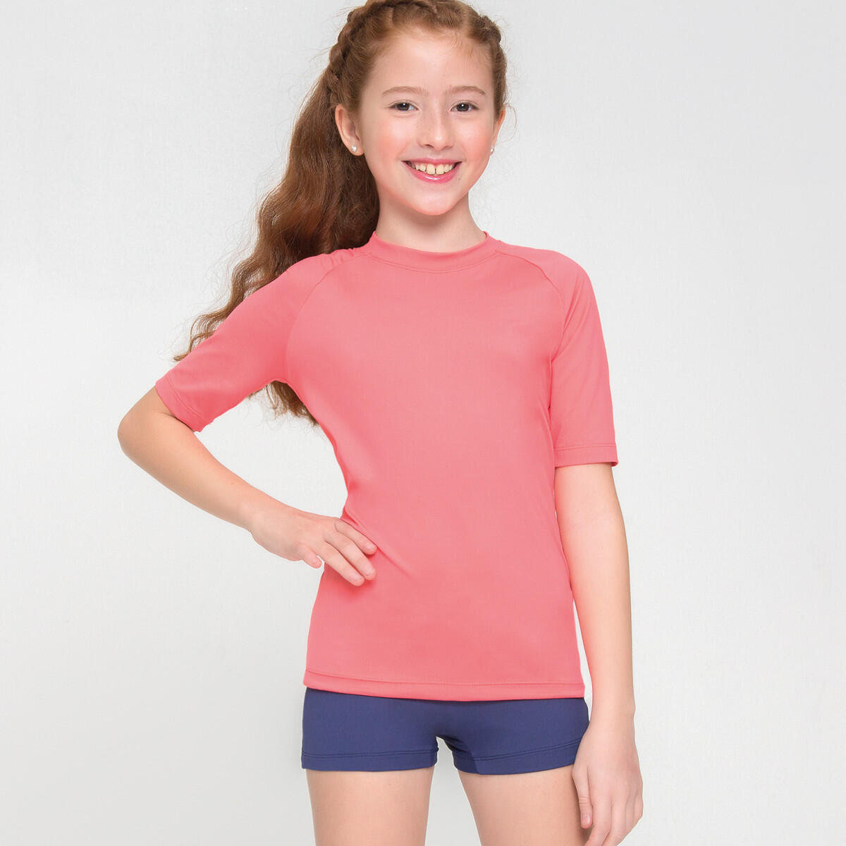 Camisa tipo rashguard movimentando-se uv line