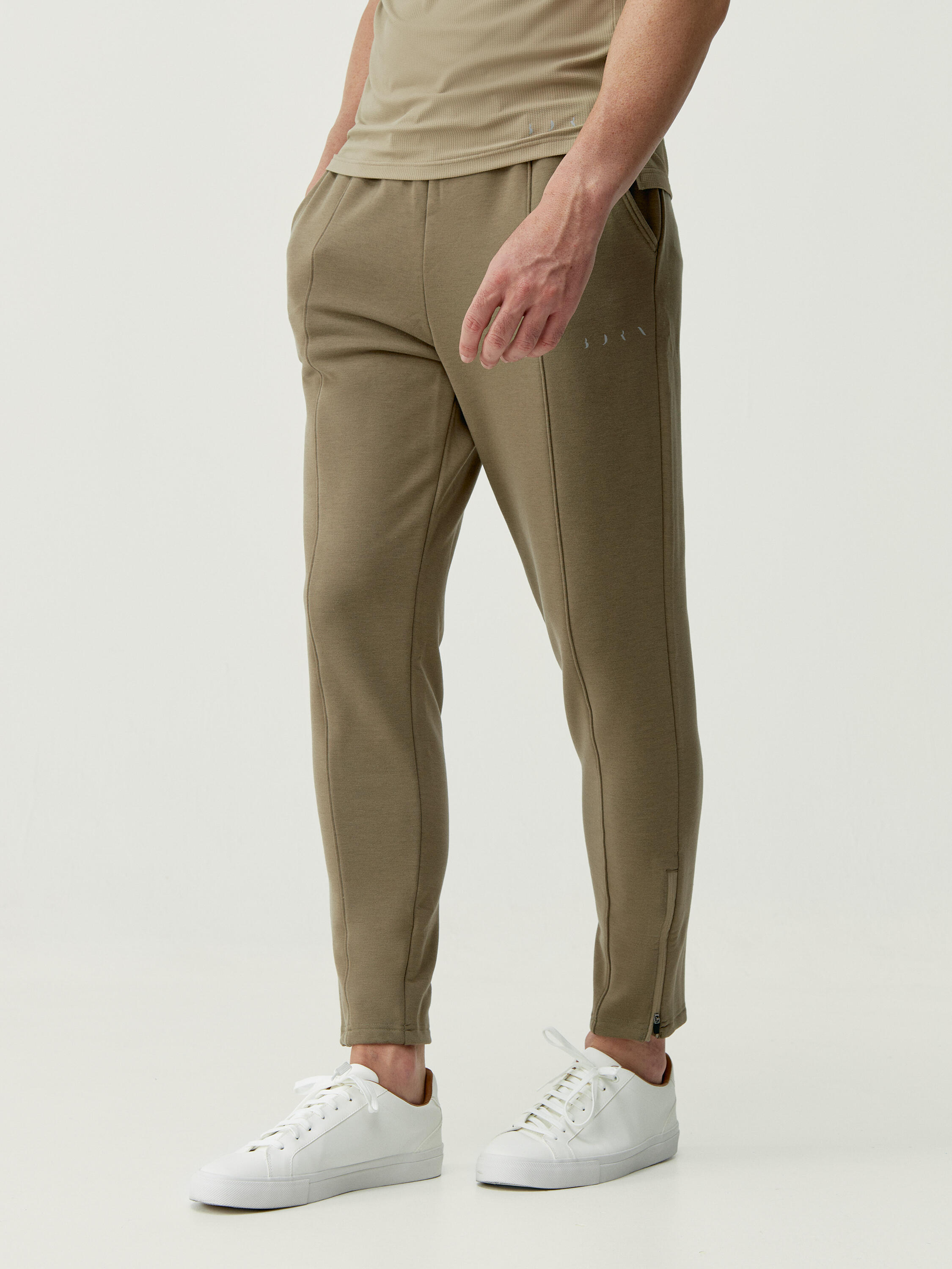 BORN LIVING YOGA Pantaloni sportivi da uomo stile jogger in tessuto performante Jucar