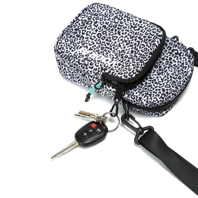 Core Crossbody Schultertasche (Leopard)